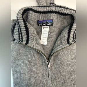 Men’s Medium Patagonia full zip gray sweater in excellent condition